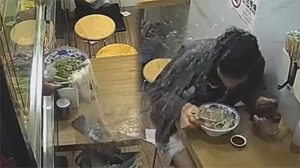 湯灑水管破！中國男吃麵餐點狂毀　網笑：哪來的地獄倒楣鬼
