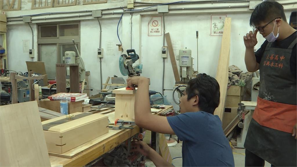 泰北山區做公益 木工科學生義賣板凳籌旅費