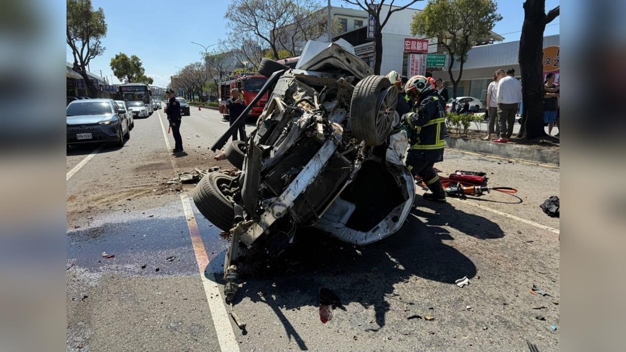 快新聞／小年夜翻車！台中男自撞路樹波及5車　滿地殘骸如災難片