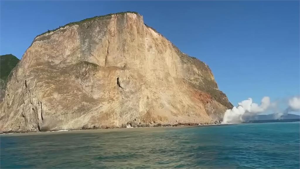 16年來最大量！　「龜島磺煙」週日大噴發　直噴四層樓高