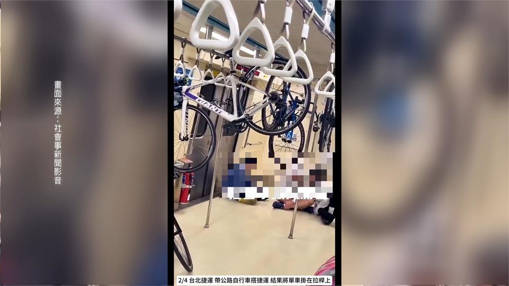 台北捷運車廂驚見奇景！　自行車掛上拉桿晃呀晃呀晃