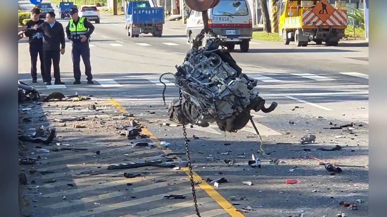 快新聞／花蓮死亡車禍！憲兵返營途中撞號誌桿　車輛翻覆解體燃燒