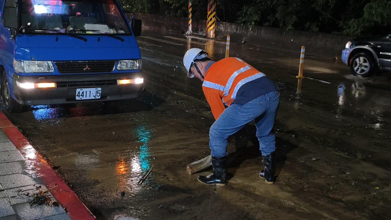 快新聞／暴雨狂襲！深夜新北多處淹水　慘況畫面曝光了