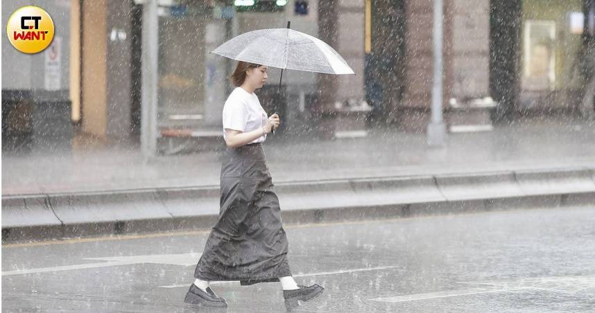 變天囉！北北桃13縣市豪、大雨特報　明全台各地「溼答答」