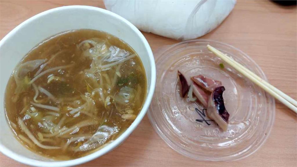 魷魚羹米粉75元四塊魷魚惹議 店家:員工疏忽少放