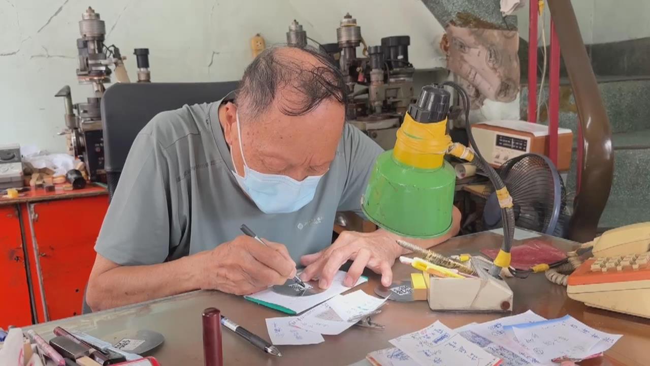 嘉義87歲老雕刻師堅持手寫　古老光雕印章獨一無二