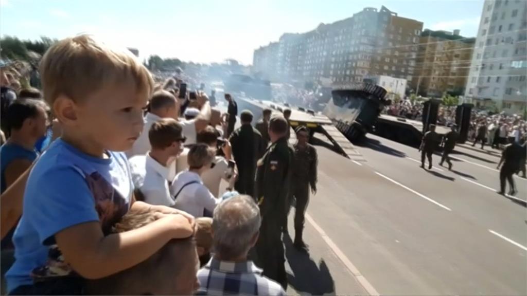 俄羅斯軍事遊行 坦克車當場糗翻車