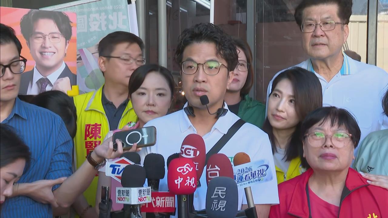 快新聞／抗議者亂入合照！竟是「這人」派來的？　沈伯洋暖喊：盼找粉絲補拍