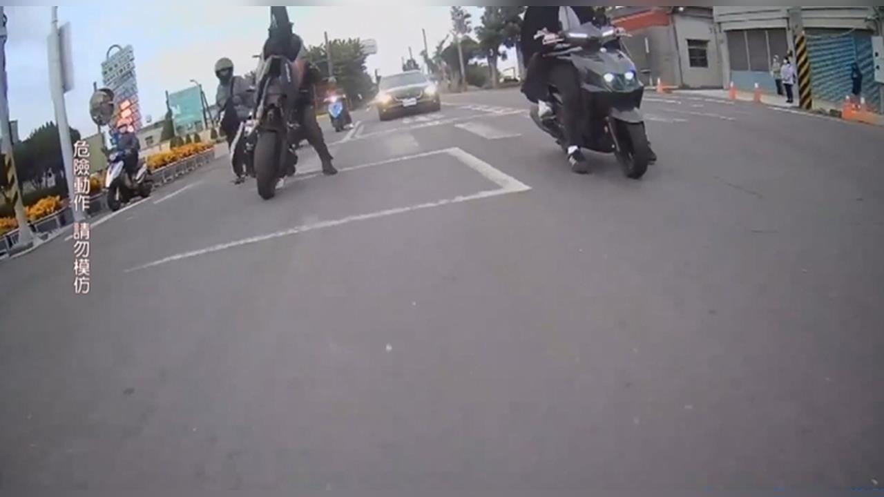 耍帥？機車綠燈起步催油門　翹孤輪滑行暴衝轉了一圈