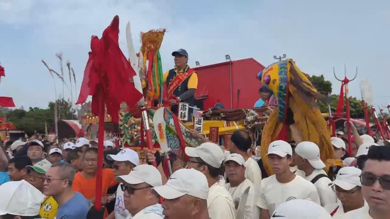薔琵風雨不減興致！　台南萬年殿鄉親護送王船出巡