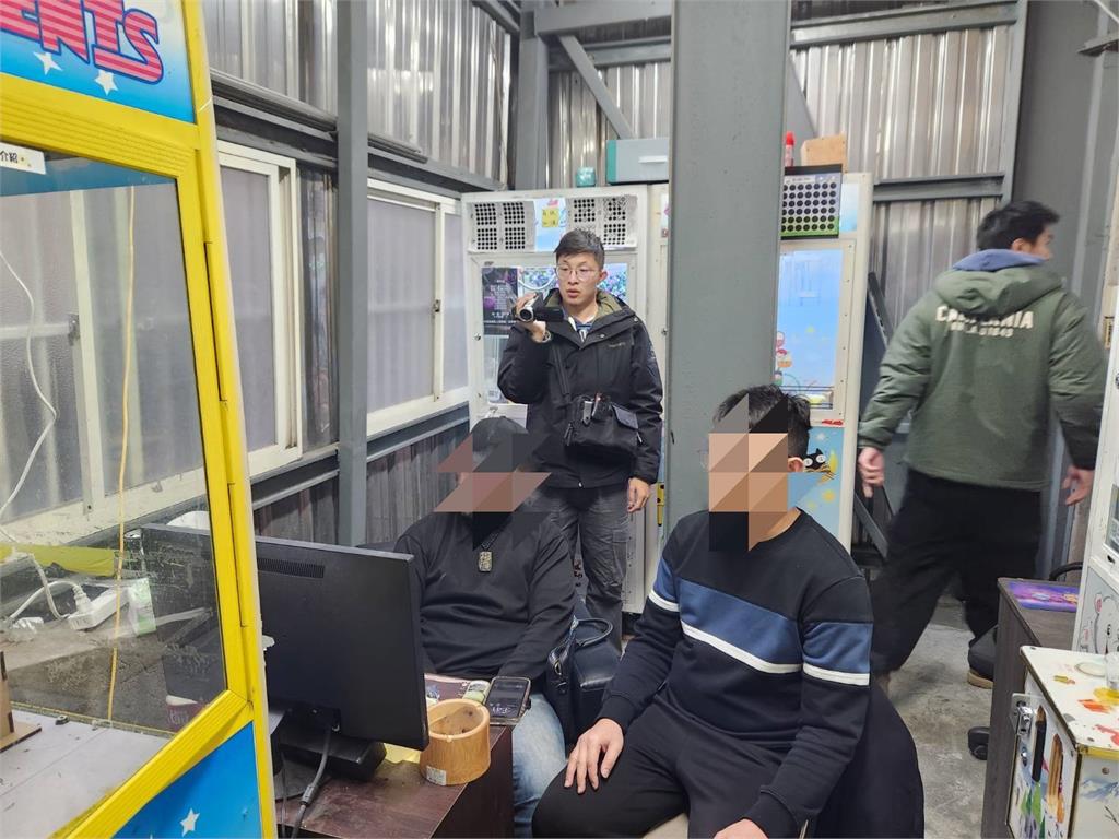 桃園夾娃娃機店暗藏賭博電玩 通緝犯賭到一半被逮