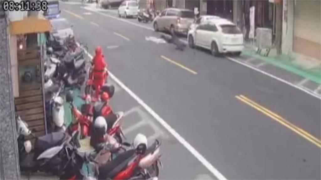 疑恍神肇禍! 女駕駛連撞4汽機車 路人遭波及被撞飛