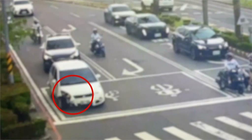 台南84歲阿伯迴轉自撞電桿　不顧爆胎車頭毀竟繼續開