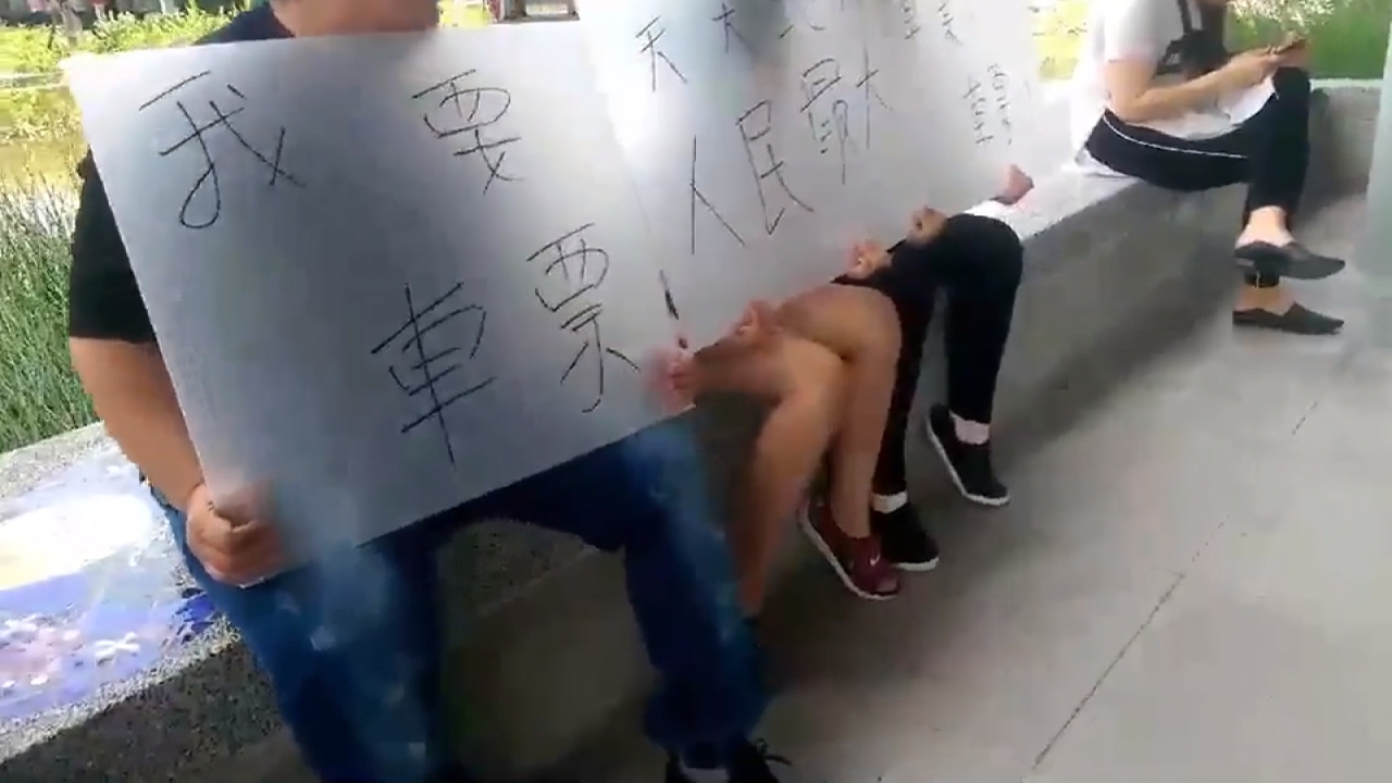 「給我車票我要回家」 台東鄉親火車站前抗議