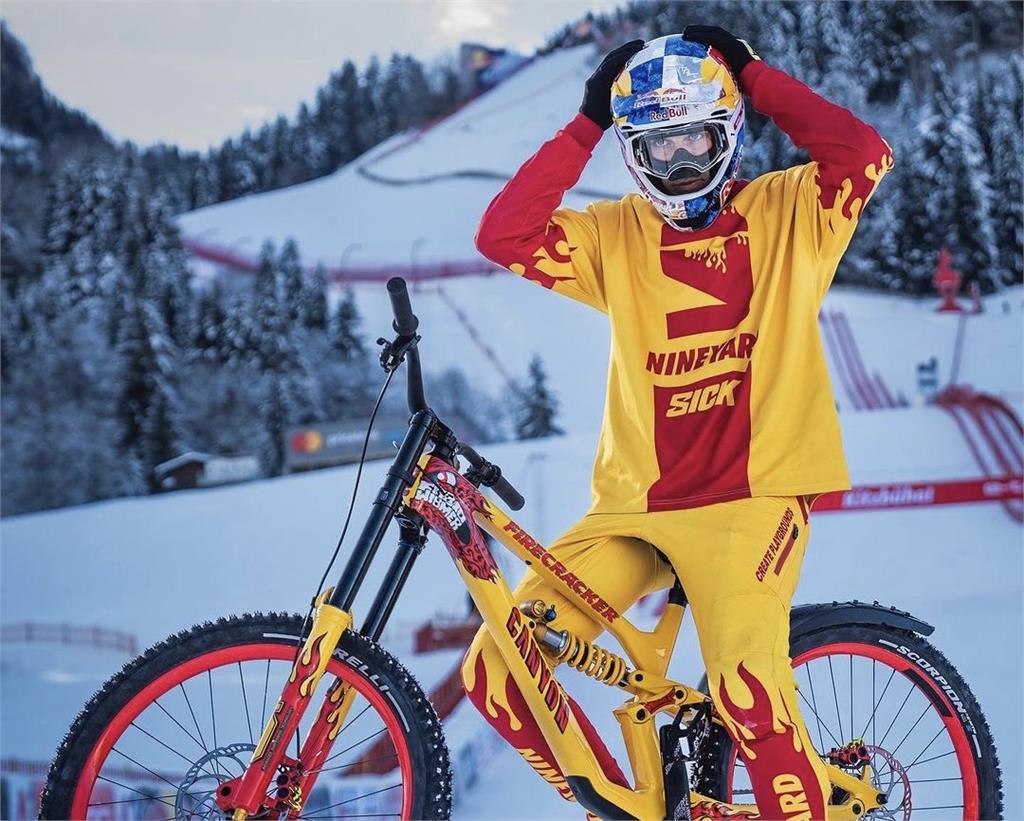 自行車亂入「世界最艱困滑雪賽道」　奧地利車手空翻、翹孤輪大秀特技