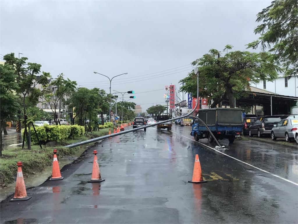  快新聞／大雨猛襲！ 台南市安南區北安路「路燈倒塌」 幸無人傷
