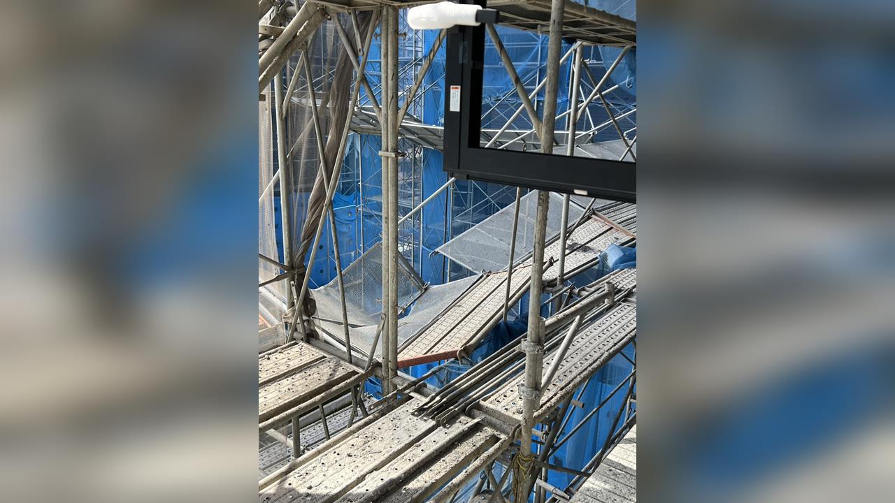 快新聞／工地失手瞬間！北市工人跌落鷹架　12樓摔落7樓