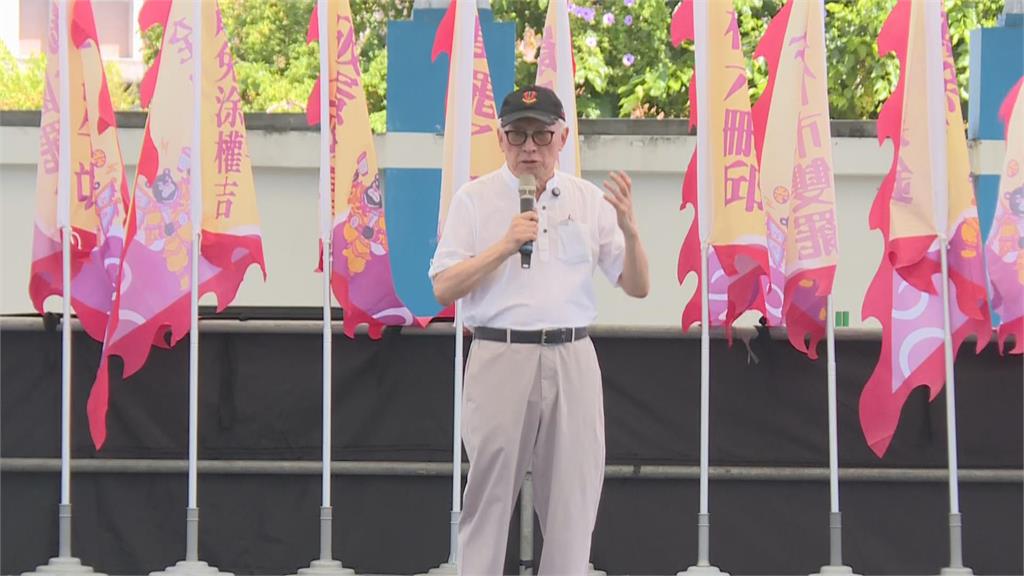 快新聞/直球對決!曹興誠授予罷團代表戰旗 喊話藍營「愛台灣應站出來」