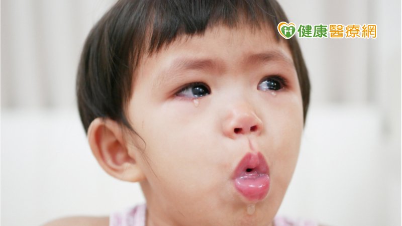1歲男童好奇吞「水晶寶寶」險窒息  專家教急救方式