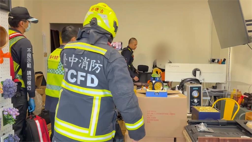 恐成不定時炸彈？台中男子屋內點火　鄰居曝「非首次」警消破門強制送醫