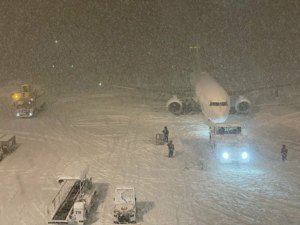 快新聞／大雪惹的禍！北海道新千歲機場意外　大韓、國泰航空班機碰撞