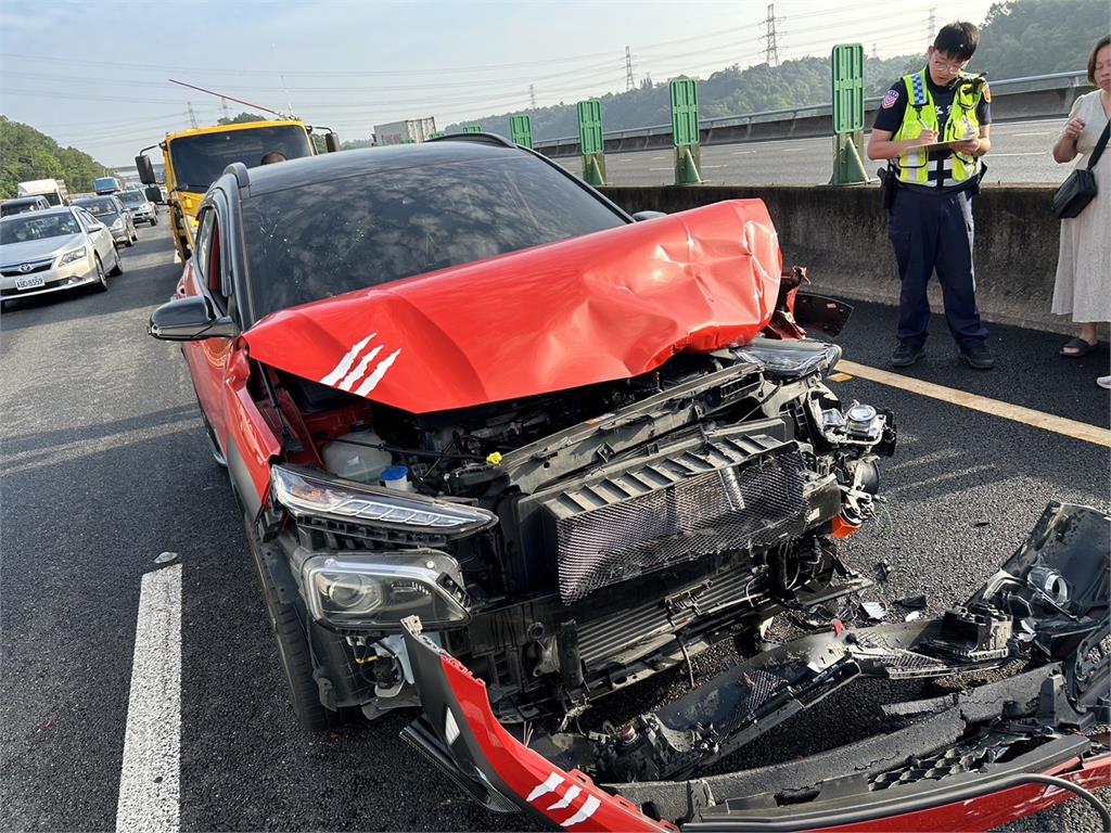 快新聞／國3南下關西路段驚傳車禍3傷　車頭全毀畫面曝光