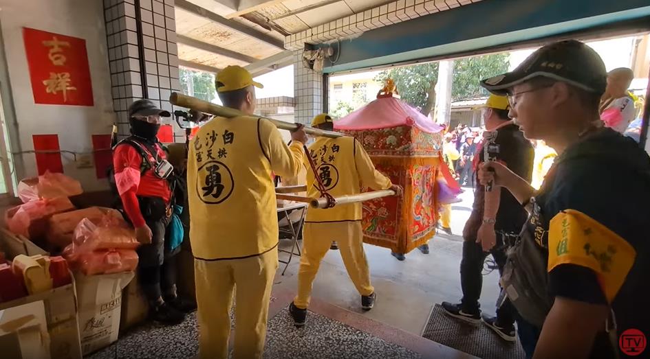 「粉紅超跑」突襲金紙店老闆娘慌了！網笑翻：這間準備最齊全