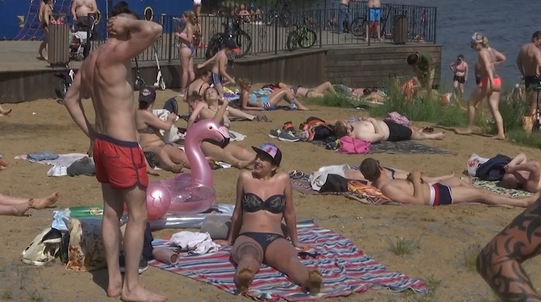 俄羅斯熱浪來襲 各地海灘湧人潮避酷暑