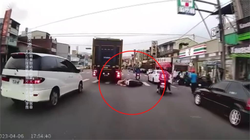 生死一瞬間！騎士閃避違停車輛　失控險捲大貨車輪下