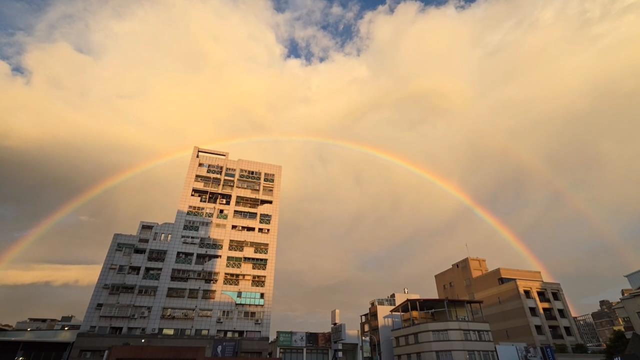 彰化花壇沒下雨卻有美景　「雙彩虹」巨大清晰高掛天際