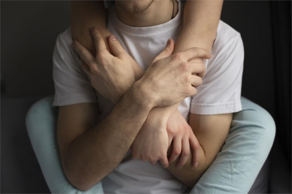 壽星撿屍女大生性侵!一旁5人不救還「插入、掐奶」 喊:一個一個來X