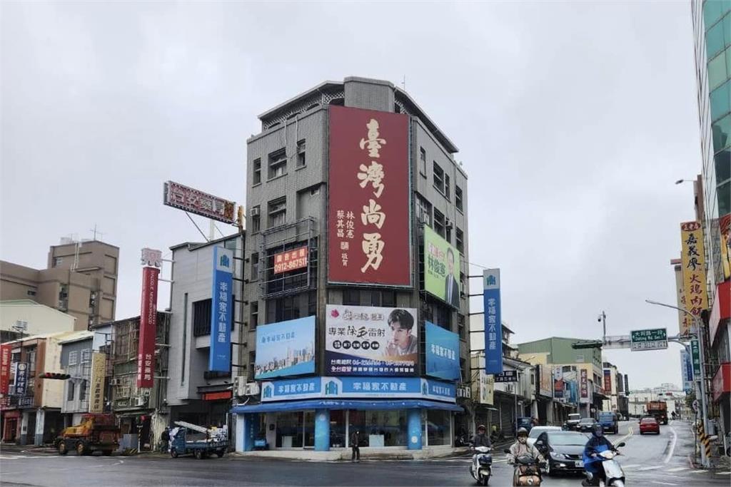 快新聞／超大！蔡其昌「台灣尚勇」春聯看板　獨家高掛台南街頭