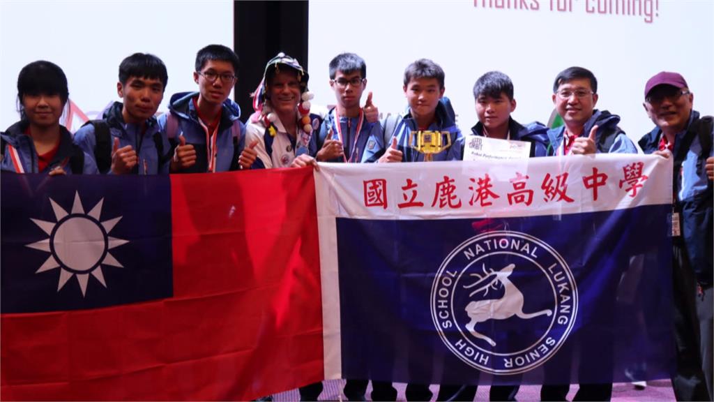 亞太機器人賽奪冠！台灣6高中生帶國旗上台領獎