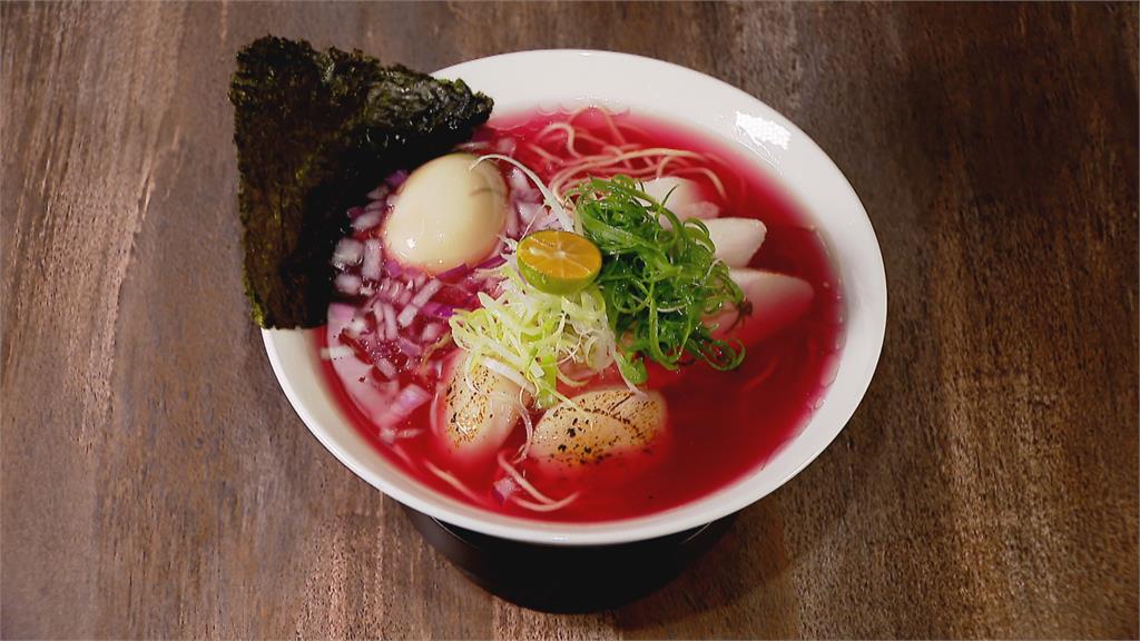 雞湯+甜菜根汁、豚骨+死神辣椒　日式拉麵大玩創意！