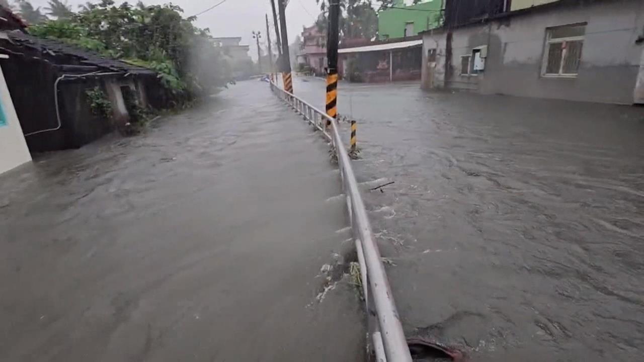 水淹到腰部！屏東縣長治鄉暴雨　牛稠溪溢堤全村泡水