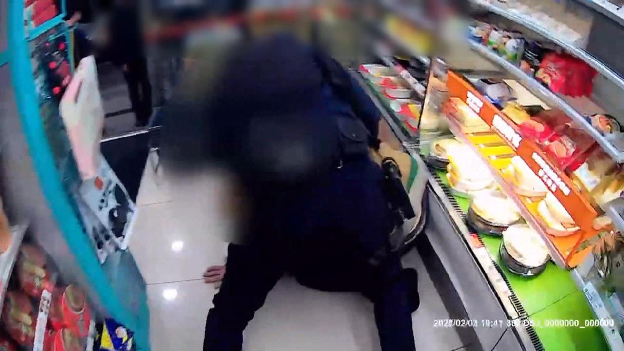 肚子餓到超商狂偷！　男10分鐘狂偷17食品還襲警