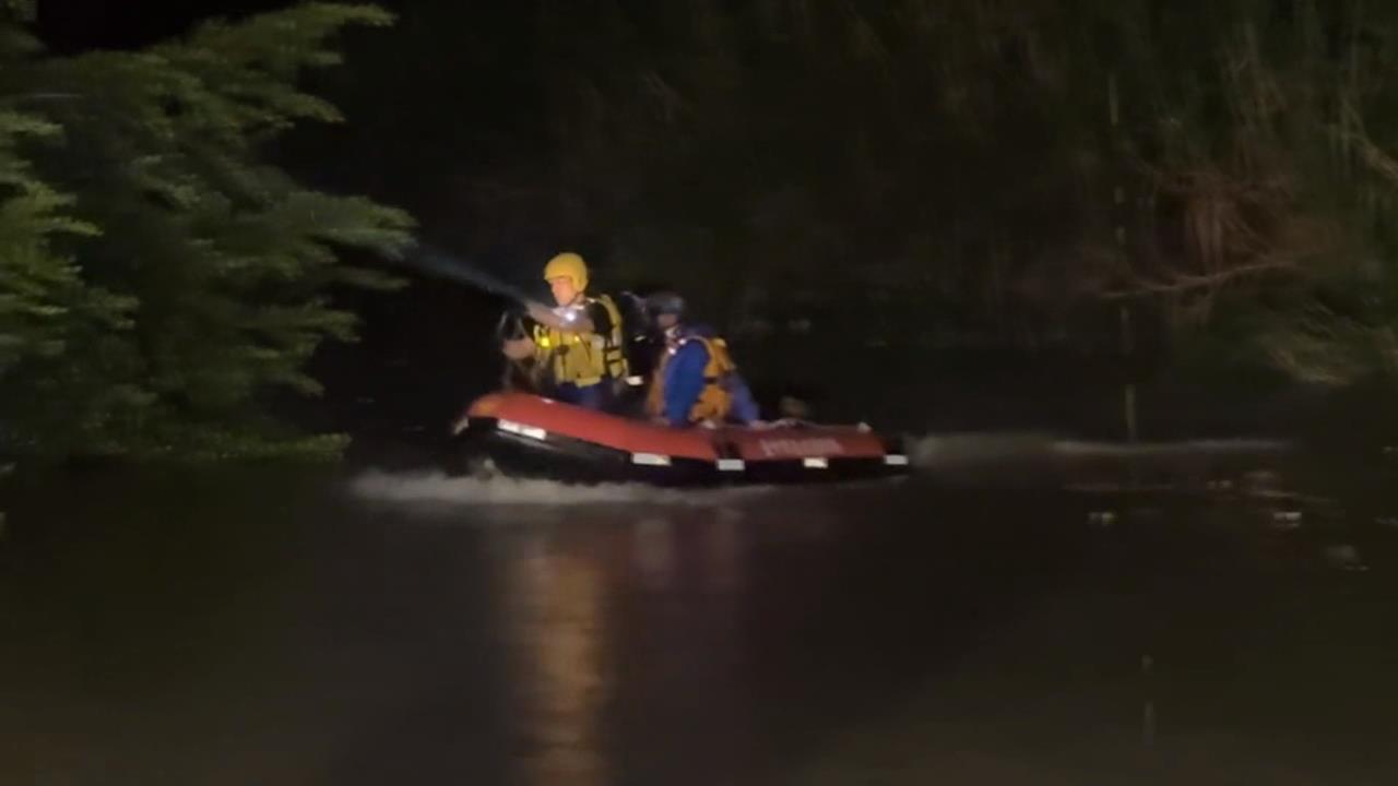 台中午後大雨溪水暴漲沖毀便橋　９移工相約釣魚受困沙洲船艇救援