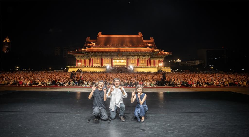 國泰金控攜手雲門舞集30周年 戶外公演《毛月亮》閃耀