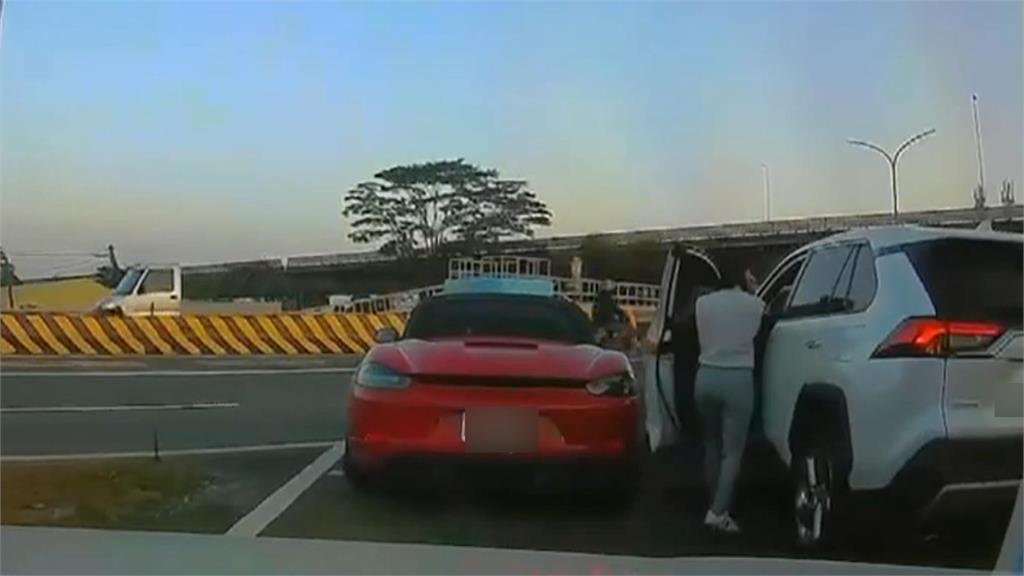 國道亂象多！3機車闖國道路肩競速　其中1台驚見雙載