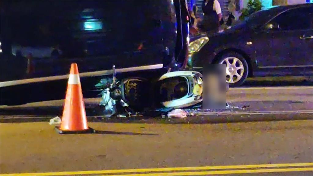 悚!休旅車撞違停車翻覆壓機車 肇事前還撞另一小客車