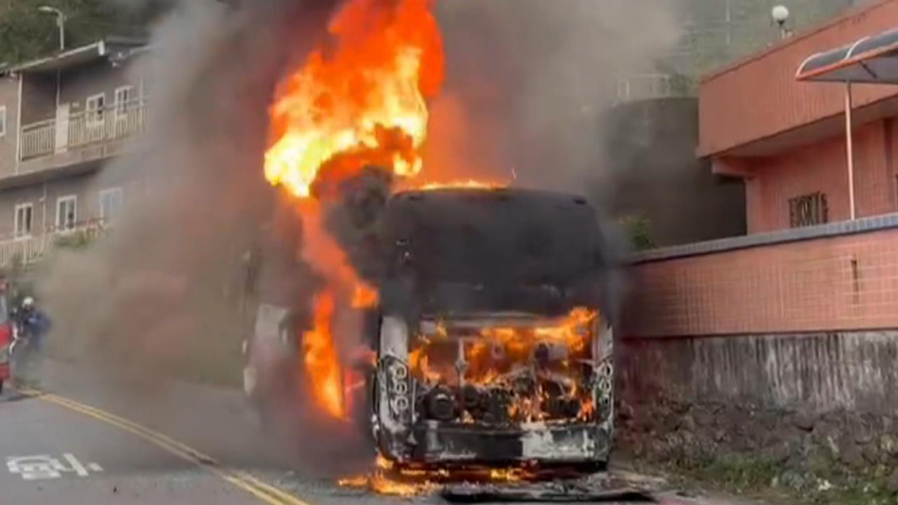 九份老街中型遊覽車突起火 11名旅客下車逛街幸無人傷