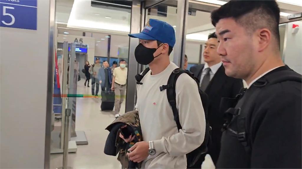 玄彬又來台！休閒打扮親切打招呼　脫下口罩「一臉絡腮鬍」掀討論