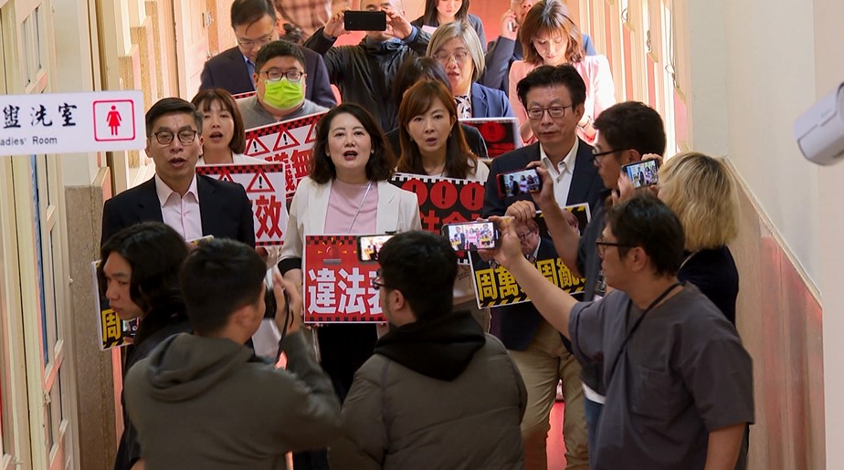 不滿藍白偷襲！綠黨團衝院長室找韓國瑜撲空　吳思瑤：協尋翹班院長