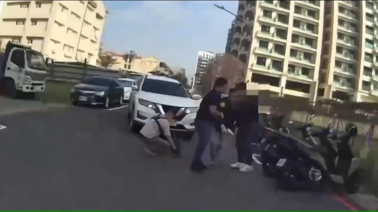 販毒集團藏大樓　小蜜蜂24小時送毒　警破門逮到8人　查獲2千包毒咖啡