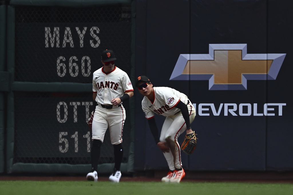 MLB(影)/「風之孫」手腳並用! 演出外野超狂膝蓋夾球接殺