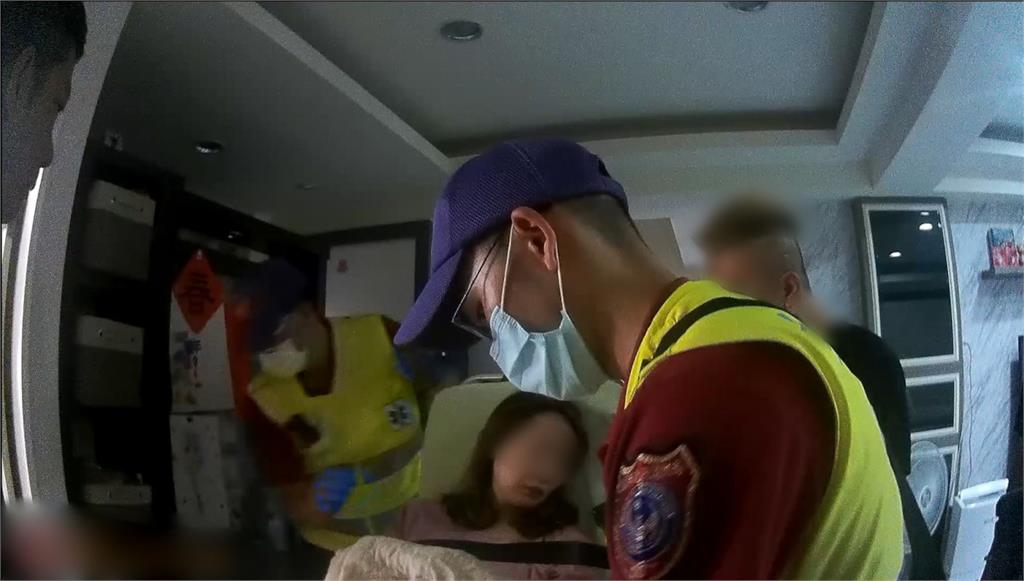 急！婦中風發作昏倒 壢警及時伸援撿回一命