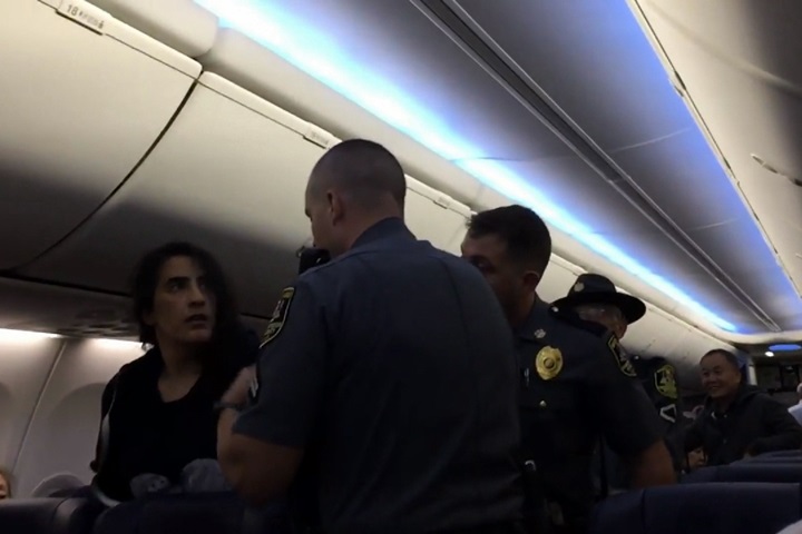 過敏要求狗下機 女乘客反遭粗暴「拉下」飛機