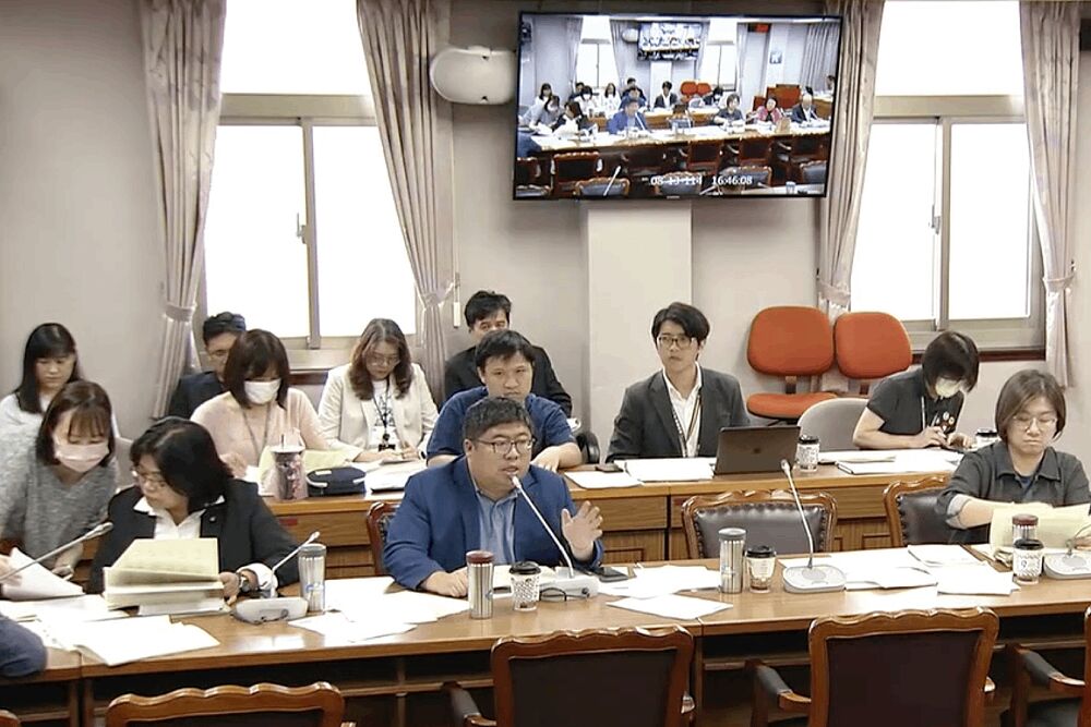丹娜絲風災逾40天收訊仍不佳　蔡易餘轟2公司靠中華電信撐場