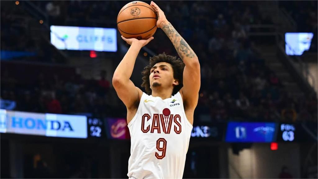 NBA(影)／從中場投籃變後衛標配？騎士小將飆超大號壓哨三分比肩柯瑞神技