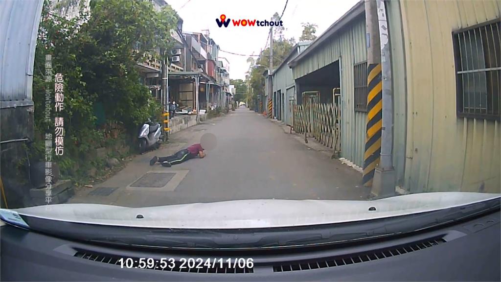 假車禍？駕駛行經巷弄　阿伯遠遠看到突「倒地趴下」